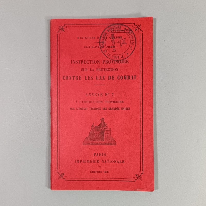 ENSEMBLE DE 2 MANUEL D'INSTRUCTION PROTECTION CONTRE LES GAZ DE COMBAT DATES 1937 TAMPONNES DU 1 er RTM